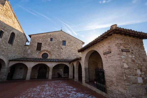 Assisi, San Damiano Kilisesi. San Damiano Kilisesi, St. Clare 'in öldüğü ve St. Francis' in dönüşümü bulduğu yer..