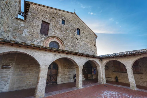 Assisi, San Damiano Kilisesi. San Damiano Kilisesi, St. Clare 'in öldüğü ve St. Francis' in dönüşümü bulduğu yer..
