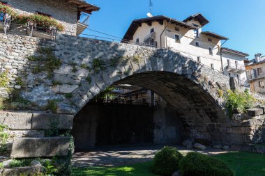 Aosta. Roma döneminden kalma Taş Köprü.