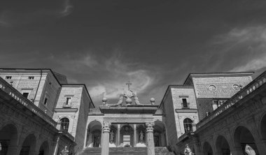 Montecassino Manastırı. Lazio 'daki Montecassino zirvesinde bulunan bir Benedikt manastırı..