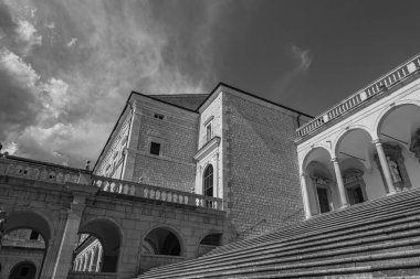 Montecassino Manastırı. Lazio 'daki Montecassino zirvesinde bulunan bir Benedikt manastırı..