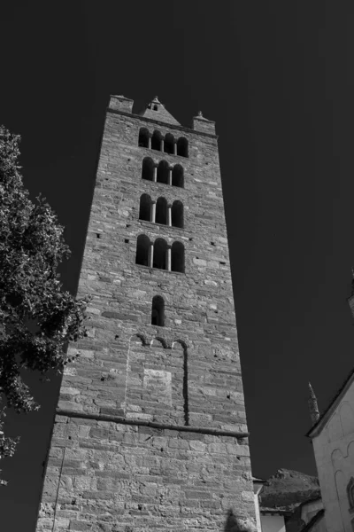 イタリアのオースタ サンティッシミ ピエトロとオルソの大学教会 — ストック写真