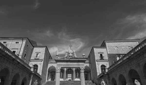 Аббатство Монтекассино Бенедиктинский Монастырь Расположенный Вершине Монтекассино Лацио — стоковое фото