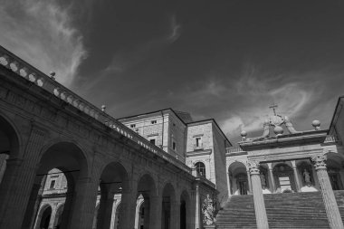 Montecassino Manastırı. Lazio 'daki Montecassino zirvesinde bulunan bir Benedikt manastırı..
