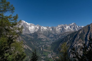 Valle dAosta, İtalya. Mont Blanc kümesi.