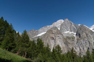 Valle dAosta, İtalya. Mont Blanc kümesi.
