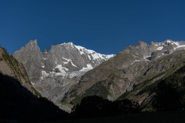 Valle dAosta, İtalya. Mont Blanc kümesi.