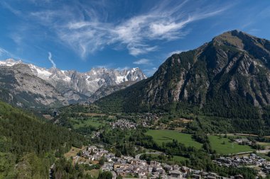 Valle dAosta, İtalya. Mont Blanc kümesi.
