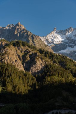 Valle dAosta, İtalya. Mont Blanc kümesi.