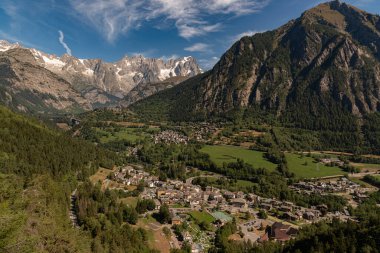 Valle dAosta, İtalya. Mont Blanc kümesi.
