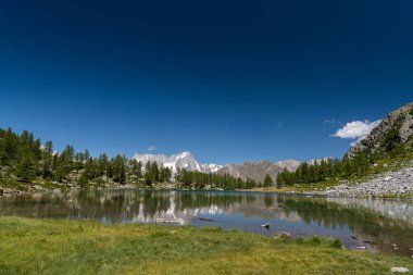 Morgex (Aosta), harika Arpy Gölü, buzul kökenli bir ayna, güzel bir dağlık alana kurulmuştur..