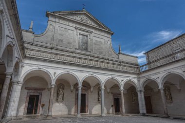 Montecassino Manastırı. Lazio 'daki Montecassino zirvesinde bulunan bir Benedikt manastırı..