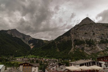 Courmayeur. Yukarı Valdigne 'de, Aosta Vadisi' nde, Alpler 'de ünlü bir kış ve yaz turizm beldesi olan 2727 nüfuslu bir İtalyan kasabasıdır. Fransa. 