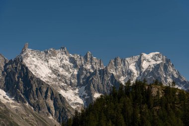 Valle dAosta, İtalya. Mont Blanc kümesi.