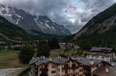 Valle dAosta, İtalya. Mont Blanc kümesi.