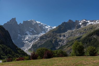 Valle dAosta, İtalya. Mont Blanc kümesi.
