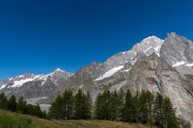 Valle dAosta, İtalya. Mont Blanc kümesi.