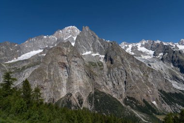 Valle dAosta, İtalya. Mont Blanc kümesi.
