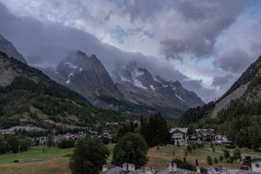 Valle dAosta, İtalya. Mont Blanc kümesi.