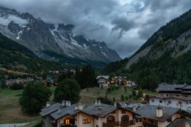 Valle dAosta, İtalya. Mont Blanc kümesi.