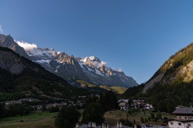 Valle dAosta, İtalya. Mont Blanc kümesi.