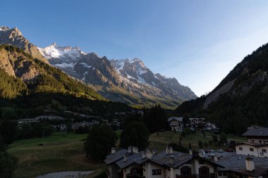 Valle dAosta, İtalya. Mont Blanc kümesi.