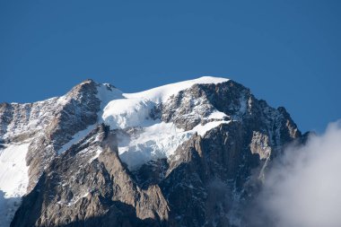 Valle dAosta, İtalya. Mont Blanc kümesi.