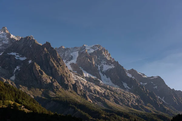 Valle dAosta, İtalya. Mont Blanc kümesi.