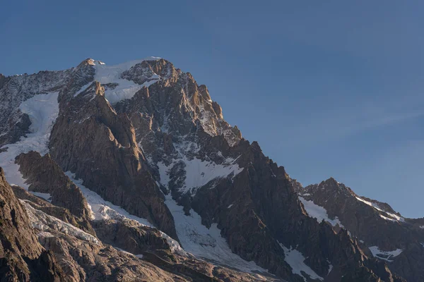 Valle dAosta, İtalya. Mont Blanc kümesi.