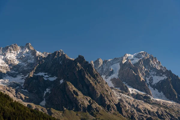 Valle dAosta, İtalya. Mont Blanc kümesi.