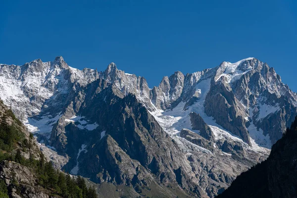Valle dAosta, İtalya. Mont Blanc kümesi.