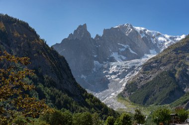 Valle dAosta, İtalya. Mont Blanc kümesi.