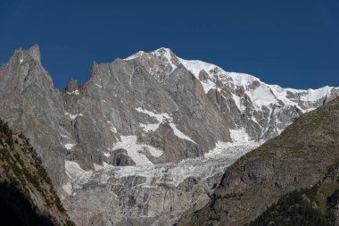 Valle dAosta, İtalya. Mont Blanc kümesi.