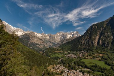 Valle dAosta, İtalya. Mont Blanc kümesi.