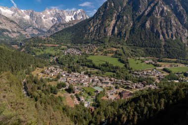 Valle dAosta, İtalya. Mont Blanc kümesi.