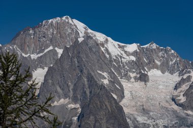Valle dAosta, İtalya. Mont Blanc kümesi.