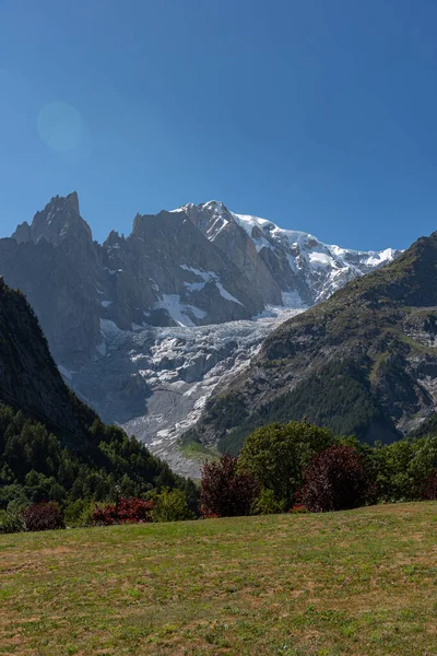 Valle dAosta, İtalya. Mont Blanc kümesi.