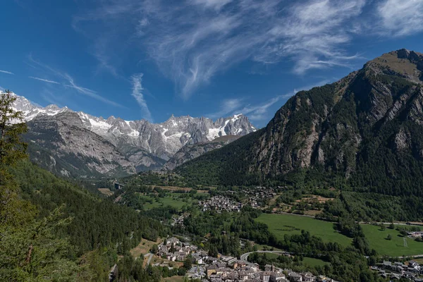 Valle dAosta, İtalya. Mont Blanc kümesi.