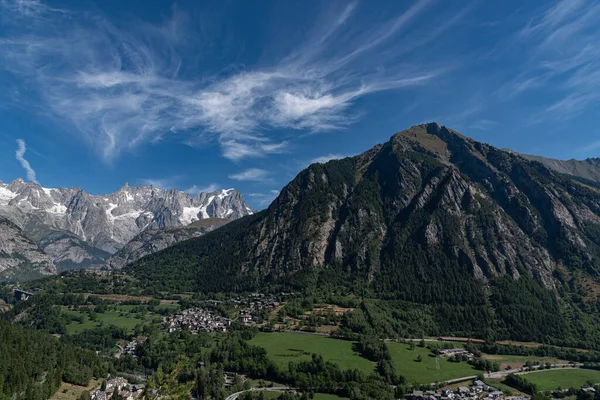 Valle dAosta, İtalya. Mont Blanc kümesi.