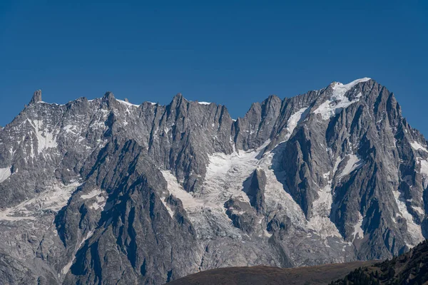 Valle dAosta, İtalya. Mont Blanc kümesi.