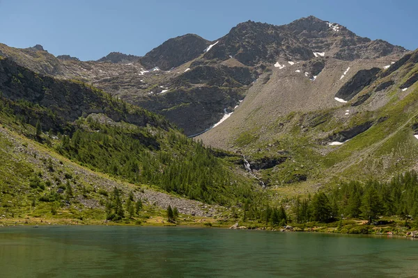 Morgex Aosta 美丽的Arpy湖 一面镜子 由冰川形成 坐落在美丽的高山环境中 — 图库照片