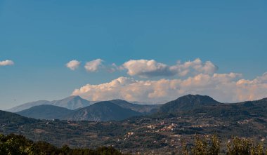 Macchia d 'Isernia köyünden Molise yaz manzarası.