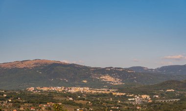 Macchia d 'Isernia köyünden Molise yaz manzarası.