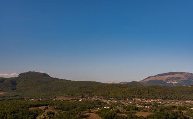Macchia d 'Isernia köyünden Molise yaz manzarası.