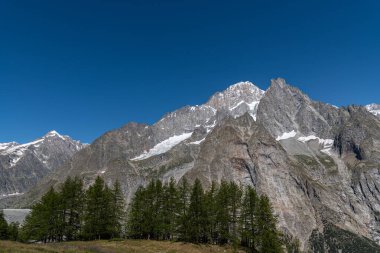 Valle dAosta, İtalya. Mont Blanc kümesi.