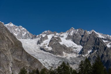 Valle dAosta, İtalya. Mont Blanc kümesi.