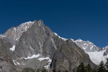 Valle dAosta, İtalya. Mont Blanc kümesi.