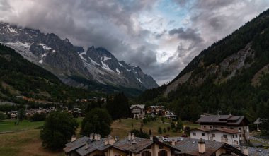 Valle dAosta, İtalya. Mont Blanc kümesi.