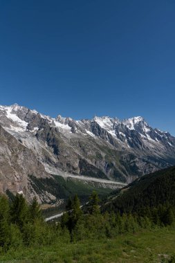 Valle dAosta, İtalya. Mont Blanc kümesi.