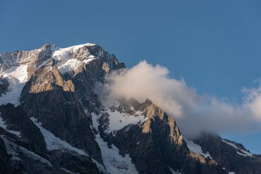 Valle dAosta, İtalya. Mont Blanc kümesi.